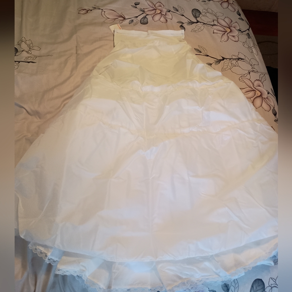 NEW David's Bridal Elegant White 2 Tier Under Wedding Dress Skirt Slip 12